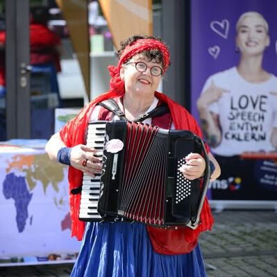Straßenmusik auf einem Akkordeon