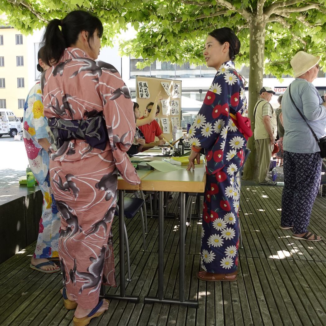 Fest der Vielfalt, japanische Schriftzeichen schreiben