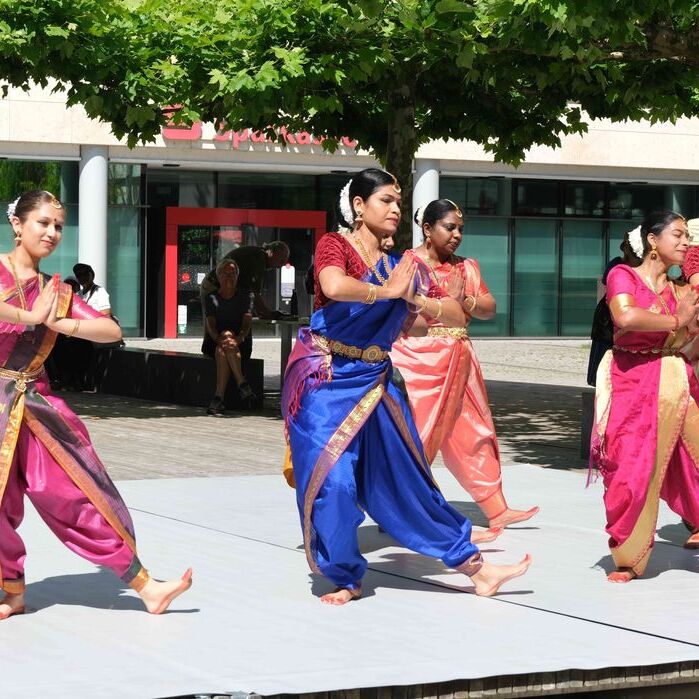 Indischer Tanz, die Tänzerinnen bühnenartig hervorgehoben