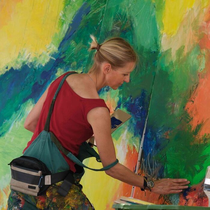 Fest der Vielfalt, Frau malt, buntes Gemälde