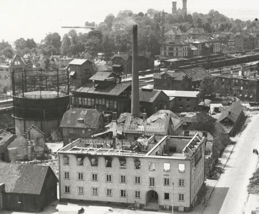1947: Sitz der vhs im alten techn. Rathaus, im Hintergrund das Gaswerk